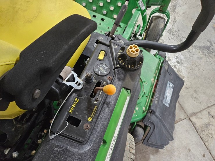 2015-john-deere-z930m-efi-image-16