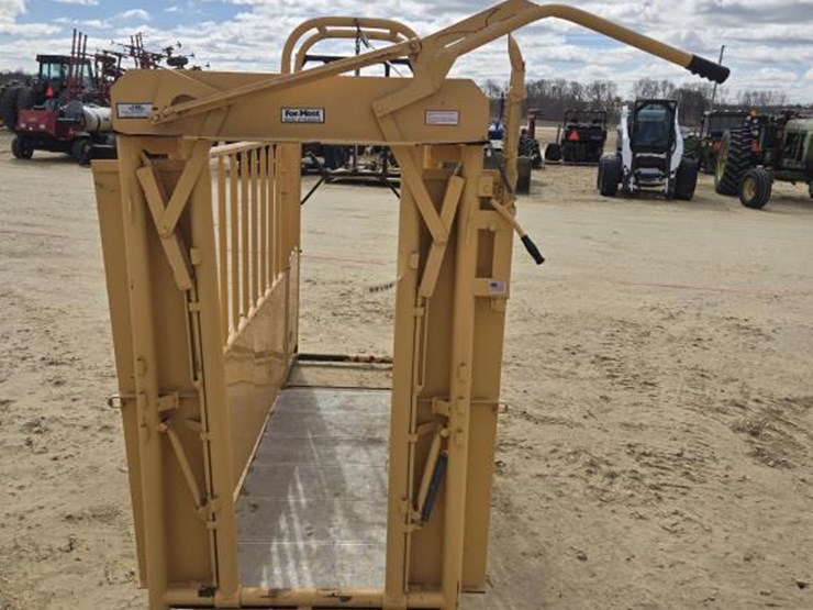 #188-•-like-new-foremost-head-chute-and-palpation-cage-image-2