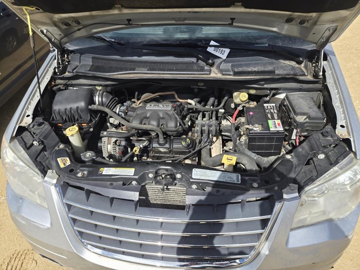 2010-chrysler-town-&-country-touring-image-25