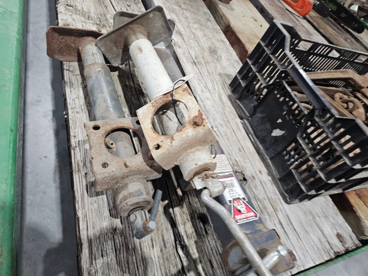 #624-•-(3)-trailer-jacks-image-4