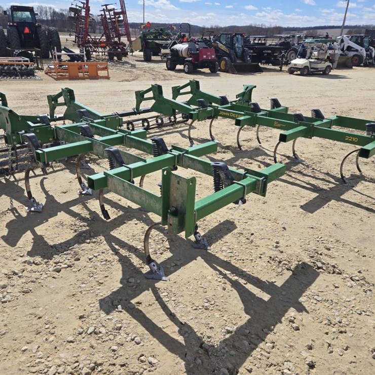 JOHN DEERE 2210