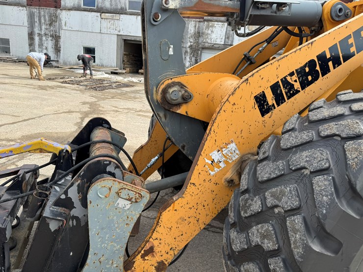 #3277-•-2016-liebherr-542-wheel-loader-w/-plow-and-chains-image-30