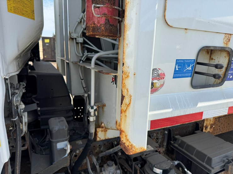 2018-isuzu-nrr-image-35