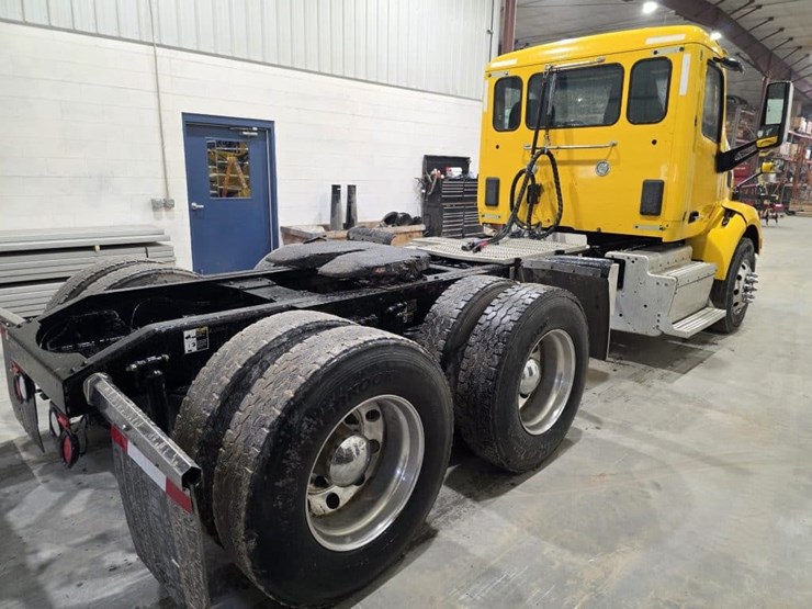 2017-peterbilt-579-image-11