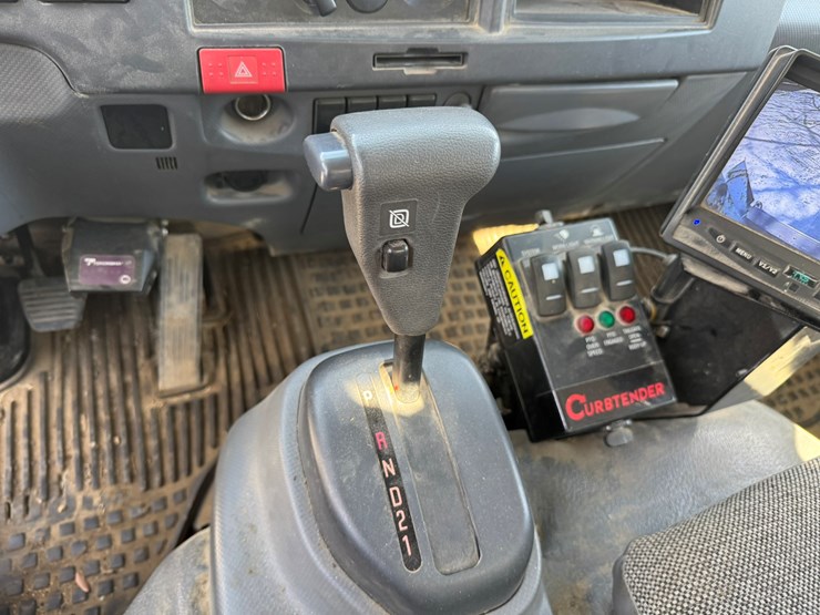 2018-isuzu-nrr-image-42