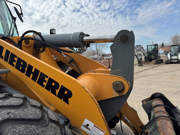 #3277-•-2016-liebherr-542-wheel-loader-w/-plow-and-chains-image-22