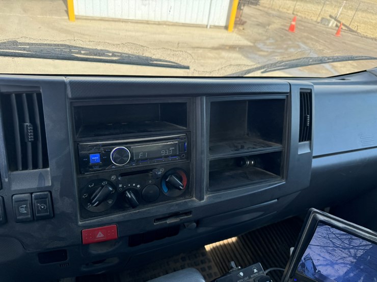 2018-isuzu-nrr-image-40