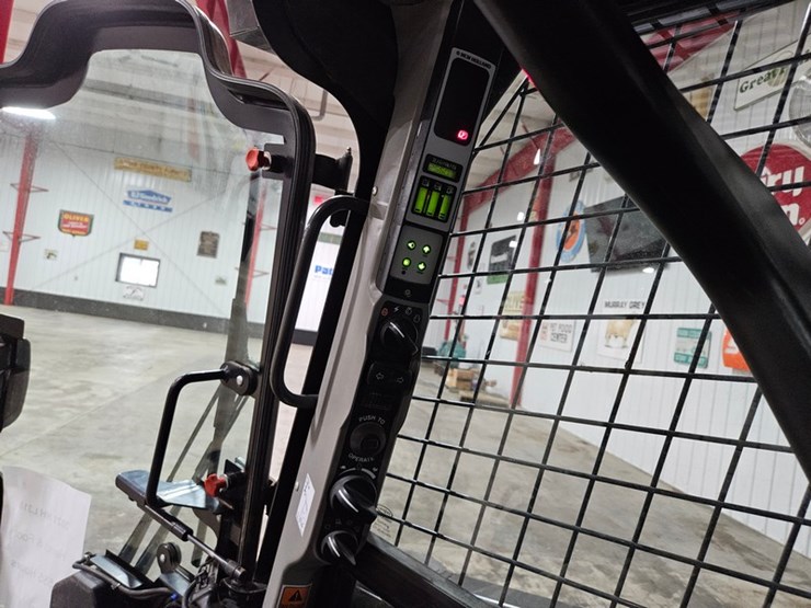 2021-new-holland-l318-image-23