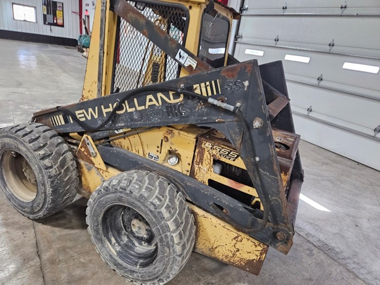 new-holland-l555-image-15