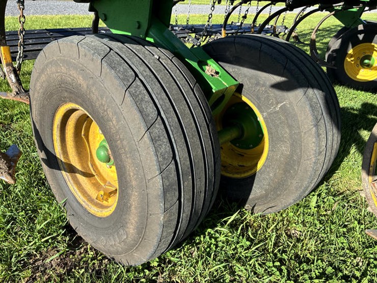 2014-john-deere-2210-image-65