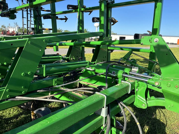 2014-john-deere-2210-image-19