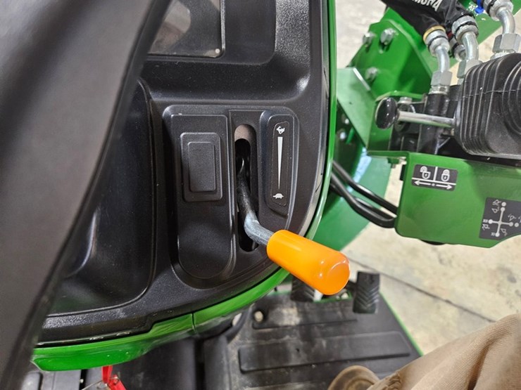 2025-john-deere-3032e-image-39