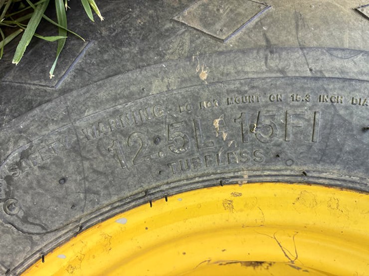 2014-john-deere-2210-image-24