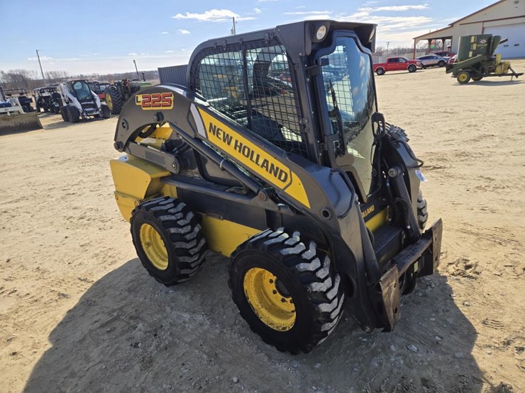 new-holland-l225-image-12