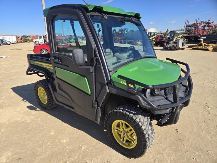 2023-john-deere-gator-image-3