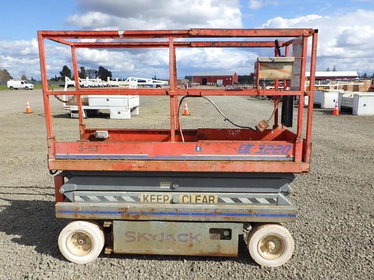 1997-skyjack-sj-3220-scissor-lift-image-4