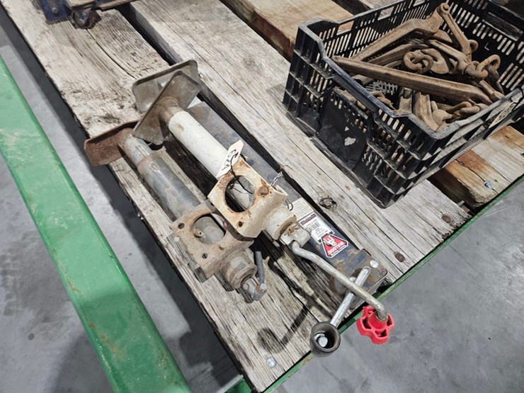 #624-•-(3)-trailer-jacks-image-2