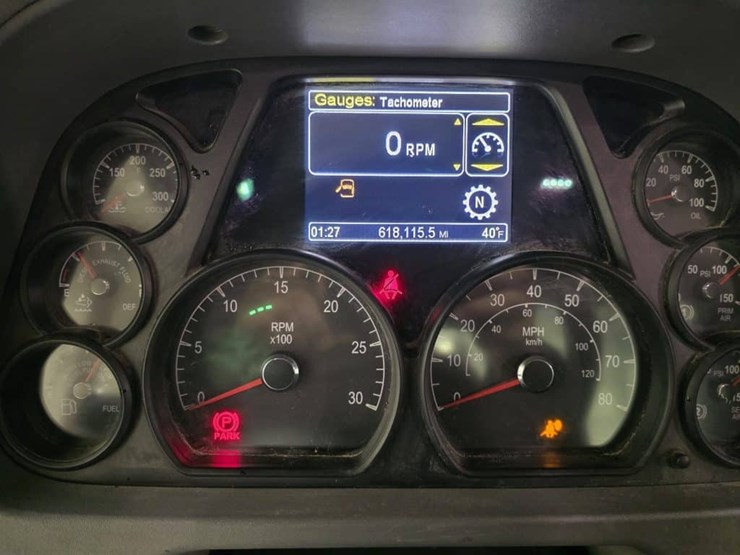 2017-peterbilt-579-image-27