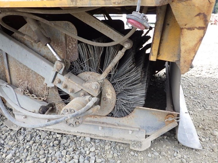 2005-elgin-sc-8000-s/a-street-sweeper-image-9