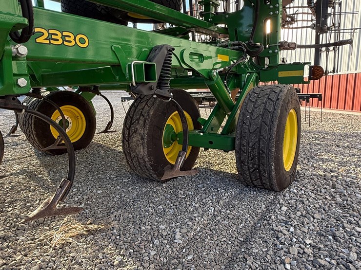 2022-john-deere-2330-image-17