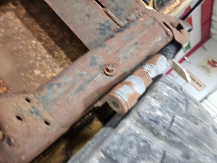 new-holland-l555-image-16