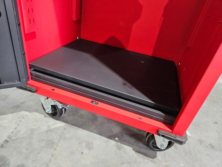 #704-•-milwaukee-27"-high-capacity-steel-locker-image-11