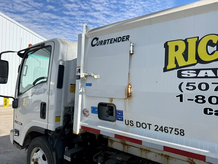 2018-isuzu-nrr-image-32