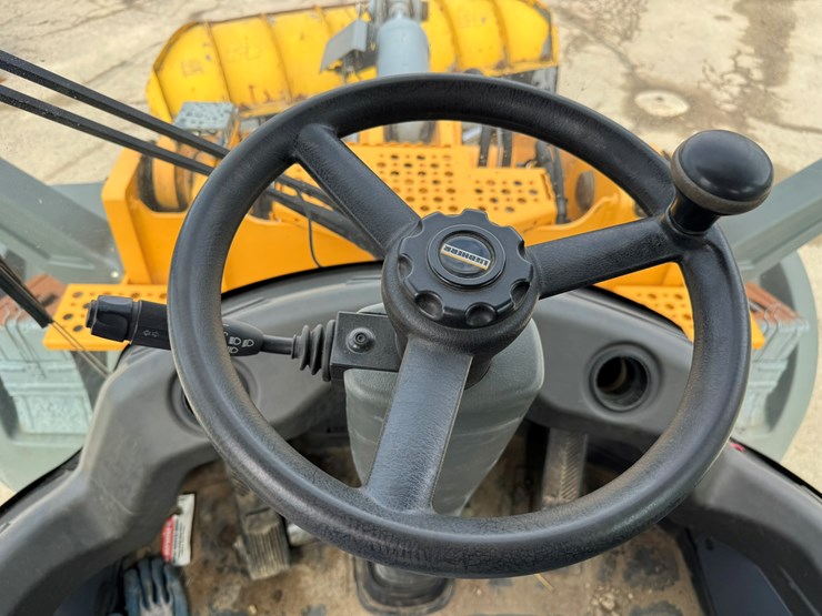 #3277-•-2016-liebherr-542-wheel-loader-w/-plow-and-chains-image-34