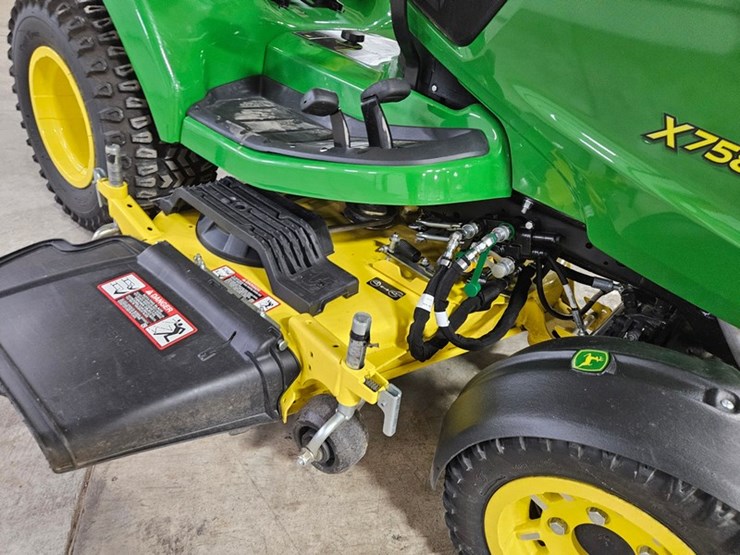 2020-john-deere-x758-image-12