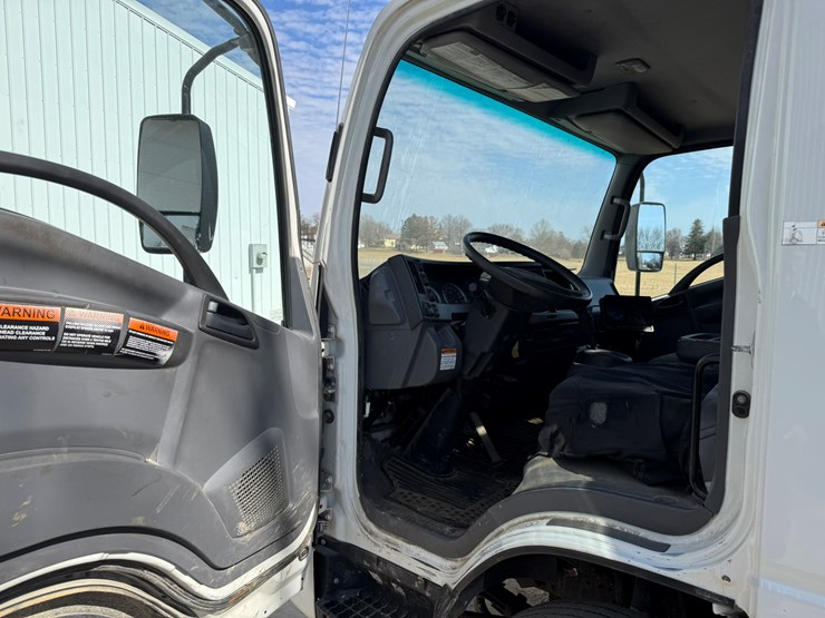 2018-isuzu-nrr-image-36