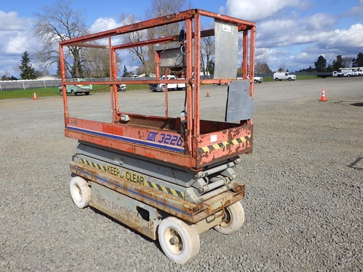 1997-skyjack-sj-3220-scissor-lift-image-3