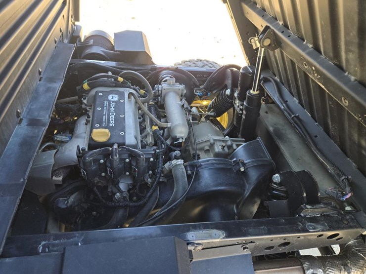 2023-john-deere-gator-image-16