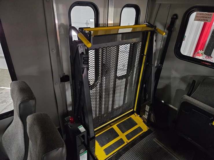 2012-ford-e350-image-15