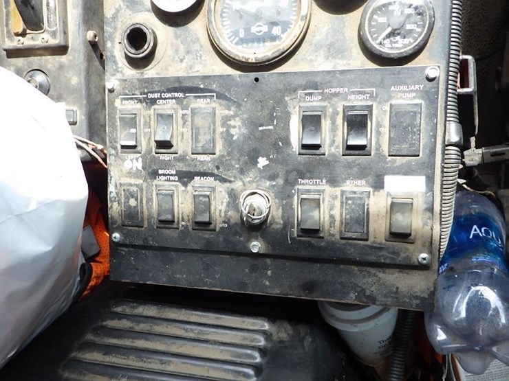 2005-elgin-sc-8000-s/a-street-sweeper-image-43