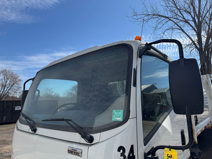 2018-isuzu-nrr-image-9