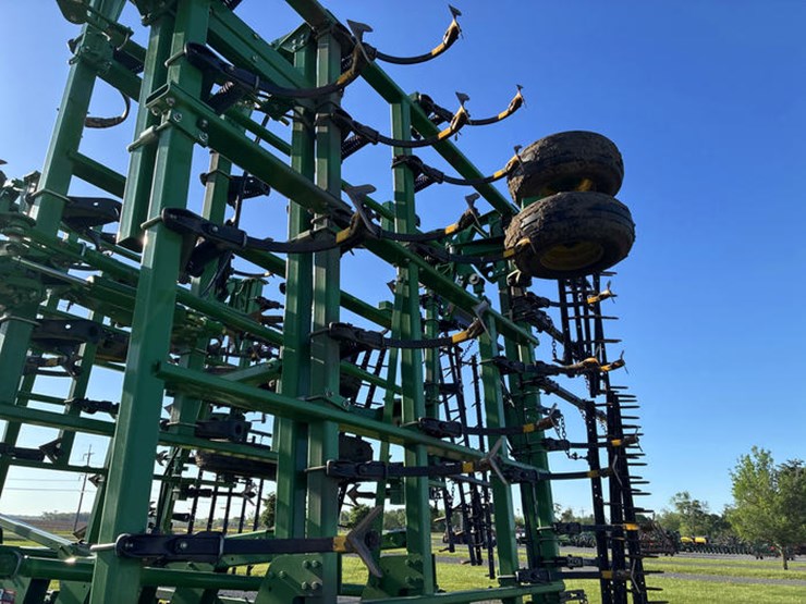 2014-john-deere-2210-image-40