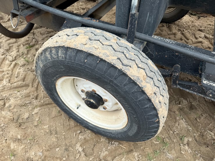 #41261-•-kbh-1000-gallon-fuel-wagon-image-8