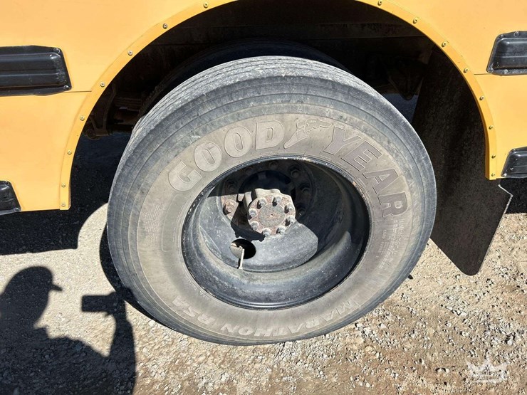 2010-chevrolet-tahoe-image-22