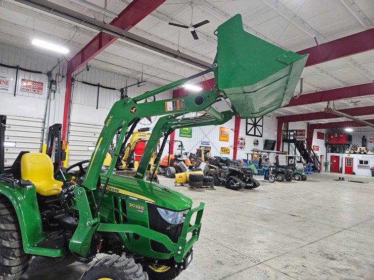 2025-john-deere-3032e-image-17