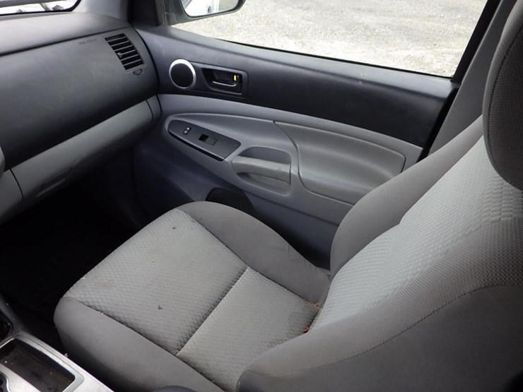 2013-toyota-tacoma-image-32