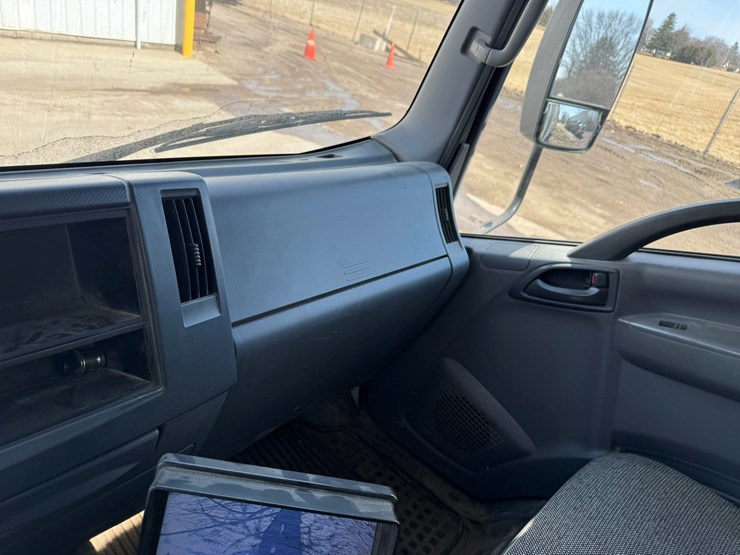 2018-isuzu-nrr-image-39