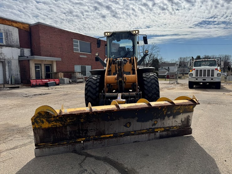 #3277-•-2016-liebherr-542-wheel-loader-w/-plow-and-chains-image-8