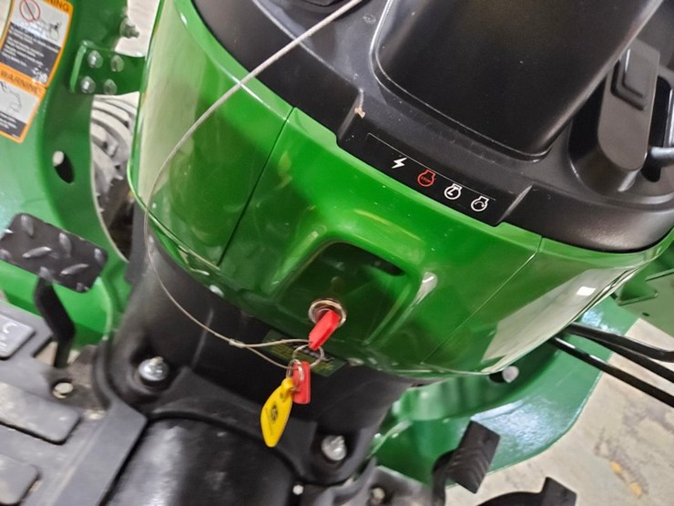 2025-john-deere-3032e-image-36