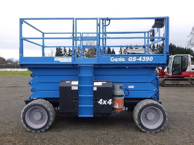 2017-genie-gs-4390-scissor-lift-image-4
