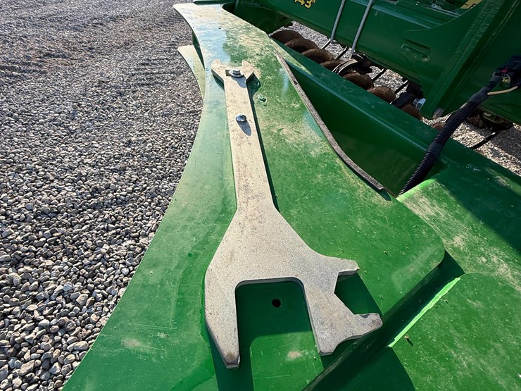 2022-john-deere-2330-image-14