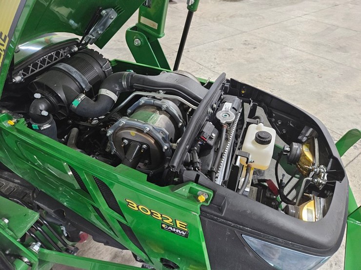 2025-john-deere-3032e-image-18
