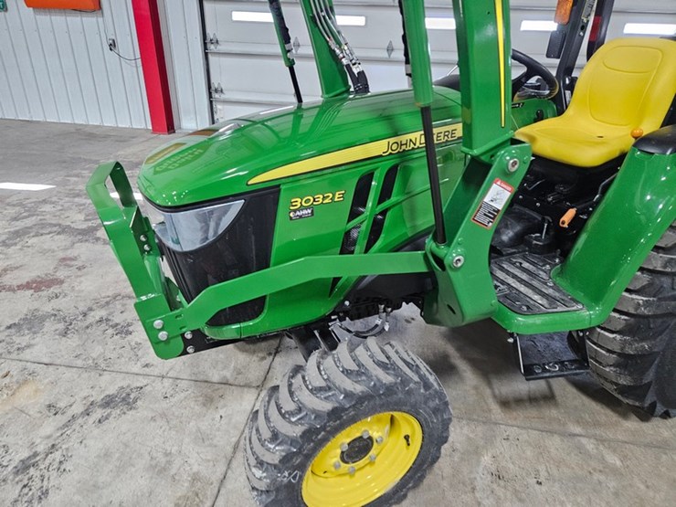 2025-john-deere-3032e-image-15