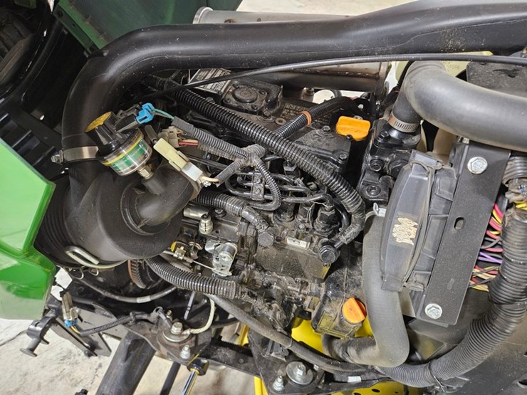 2020-john-deere-x758-image-16