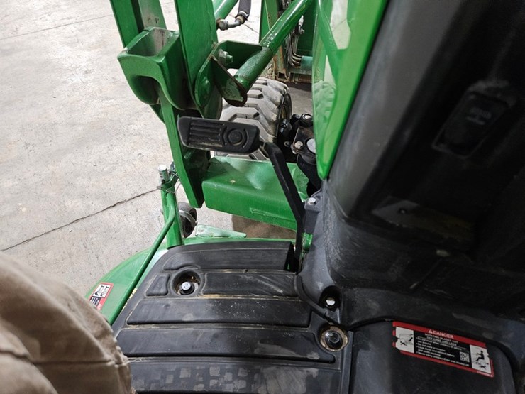 2018-john-deere-1025r-image-28