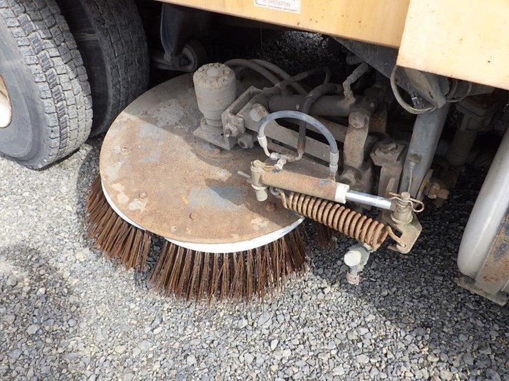 2005-elgin-sc-8000-s/a-street-sweeper-image-23